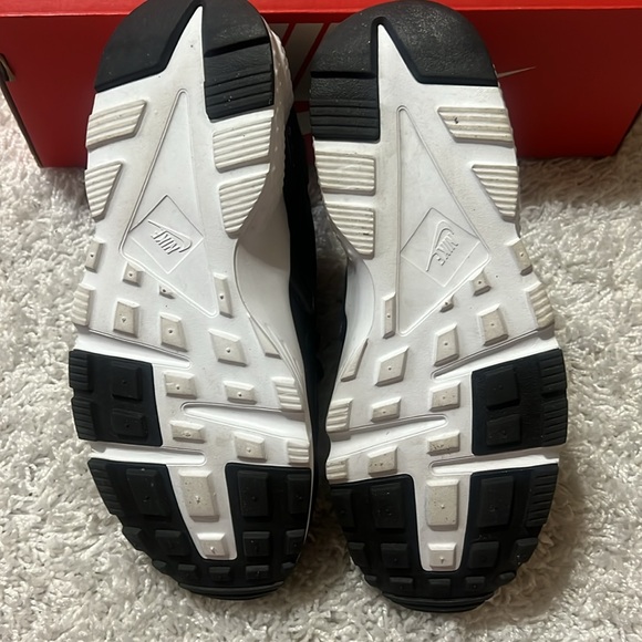 Nike Huarache Run Black/White Heart Print Big Kids Size 6Y - Picture 7 of 8